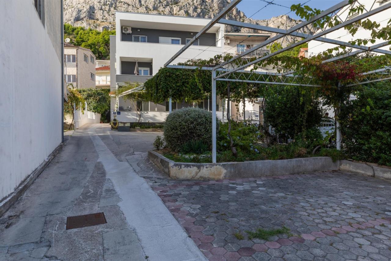 Apartments With A Parking Space Omis - 2745 Exterior photo